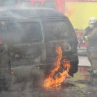 Las llamas arruinaron esta furgoneta y dejaron un hombre herido.