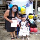 Una de las pequeñas de los Centros de Desarrollo Infantil del Mies con su madre durante la ceremonia de egreso