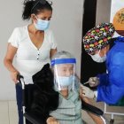 Mercedes Delgado, en compañía de su sobrina Ramona, recibió su dosis.