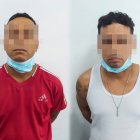 Los dos sujetos detenidos por robar el local de víveres en Pájaro Azul.