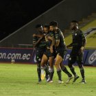 El jugador uruguayo Sebastián Assis tuvo que ser controlado por sus propios compañeros de Orense.