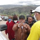 Delfín Quisphe junto a varios pobladores, en el momento del bloqueo de la vía.