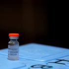 Fotografía de un frasco con una dosis de la vacuna Sinovac contra la covid-19.