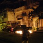 La camioneta ardió en llamas como advertencia de lo que podría suceder si no les entregaban el dinero.