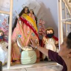 Rosario Guerrero es guardiana de la Virgen de El Quinche, de Solanda. Ella se encarga de cuidar y vestir a la figura. También mantiene en orden la gruta.
