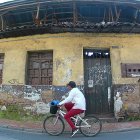 Por las calles de este popular barrio transitan peatones, ciclistas y vehículos.
