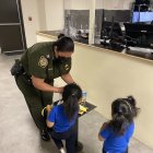 Las pequeñas están bajo la custodia de autoridades estadounidenses, mientras se concreta el reencuentro con sus familiares.