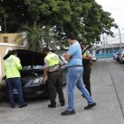 Peritos de Criminalística inspeccionaron el automotor.