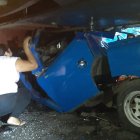 La camioneta quedó incrustada debajo del contenedor.