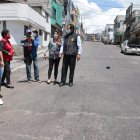 Los vecinos reclaman por los trabajos incompletos en la vía principal de La Roldós, norte de Quito.