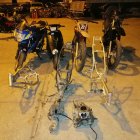 Las motos y repuestos hallados en el taller de reparaciones junto a los sospechosos.