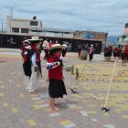 Los niños y jóvenes participan en los rituales para que conozcan su significado.