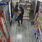 La pequeña, acompañada de dos mujeres, entra a un minimarket y se llevan un iPad.
