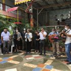 La viuda Nelly Macías (blazer a rayas, negro con blanco)  estuvo conmovida durante el velorio de su amado.