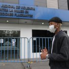 El joven contó que el policía agresor lo pateó por varias ocasiones en el suelo y que lo insultó.