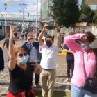 La gente reclamaba afuera de la universidad.