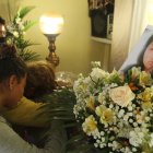 Sixta Magallanes García no puede contener el dolor ante la muerte su hija. Llora desconsolada junto a su féretro
