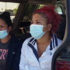 La mamá y una hermana de Mirian Mosquera acudieron a la morgue para retirar el cuerpo.