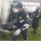 El cuerpo carbonizado de Jonathan Sillo fue retirado del camión y subido al carro de Medicina Legal de la CTE.