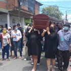 Gina y su hermana cargaron el féretro de su progenitor.