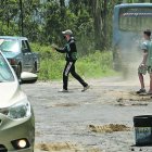 Desde hace varios años la calle OE11 tiene grandes baches y grietas. Los extranjeros aprovechan para ganar dinero.