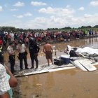 Decenas de moradores corrieron hasta el sitio donde cayó la aeronave.
