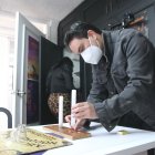 Albán prepara la mesa para una nueva sesión con espíritus. 

10. Angelo Chamba. (ag-extra ag-expreso ag-quito)