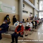 La gente esperó desde temprano para recibir la primera dosis de la vacuna en el hospital de Calderón, norte de la ciudad.