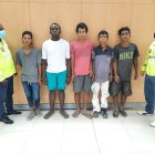 Los cinco detenidos junto a dos agentes de la Policía