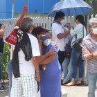 Familiares de los fallecidos en el accidente aviatorio protagonizaron escenas de dolor afuera del Laboratorio de Criminalística de Guayaquil.