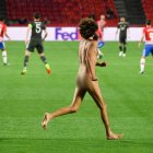 GRANADA, 08/04/2021.- El hombre desnudo saltó al terreno de juego del estadio Los Cármenes de Granada.