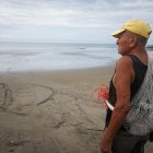 Francisco Yagual, de 102 años, se para frente al mar, soñando con regresar a pescar.