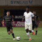 Barcelona (blanco) perdió de visita 1-0 ante Deportivo Cuenca.