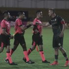 Guillermo Guerrero (c) fue el juez central del duelo entre Deportivo Cuenca y Barcelona.