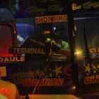 Cámara del bus captó el momento en que el asesino rastrilla el arma y le dispara a la celadora. La víctima quedó sentada en el asiento en que viajaba.