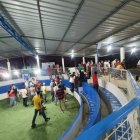 En la gallera se aprestaban a pasar unas horas de diversión.