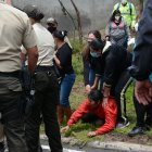 El dolor de los familiares de la menor de edad durante el levantamiento del cuerpo.