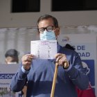 Carlos Rabascall ejerció su derecho al voto en la ciudad de Quito.