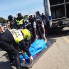 Peritos de la Oficina de Investigación de Accidentes de Tránsito (OIAT) de La Aurora realizaron el levantamiento del cuerpo.