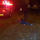 Uno de los heridos yace en el piso.