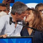 Guillermo Lasso recibió un beso de su amada esposa.