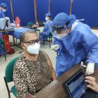 Ana Tilinchama, de 70 años, acudió a vacunarse al ITB en compañía de su hija. En la casa donde viven ambas han extremado las medidas de bioseguridad y, gracias a eso, no se infectaron.