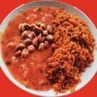 Este plato es una combinación de ceviche de pescado y arroz con pollo