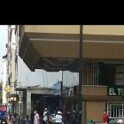 El aguatero distrae al conductor para que su cómplice meta la mano dentro del carro y se lleve el celular.