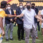 Fabián Bustos DT de Barcelona, saludando con el Ministro de Salud, Camilo Salinas.