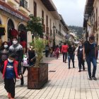 Los lojanos continúan con sus vidas detrás de un tapabocas. El coronavirus hace roncha en esta ciudad.