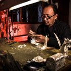 Flavio Jara mantiene el arte que aprendió de su padre, considerado el primer filigranista de la ciudad.