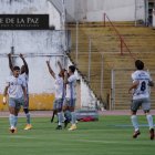 Los jugadores millonarios celebran el primer tanto de Alejandro Cabeza ante la Católica.