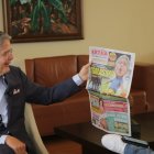 Guillermo Lasso, presidente electo del Ecuador con la portada de EXTRA que salió un día después de su victoria.