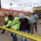 El hijo  sospechoso fue detenido para investigaciones.